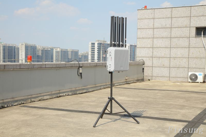 إعداد نظام الكشف عن الطائرات بدون طيار مع الهوائيات ووحدات الرادار وشاشة التحكم لمراقبة النشاط الجوي.