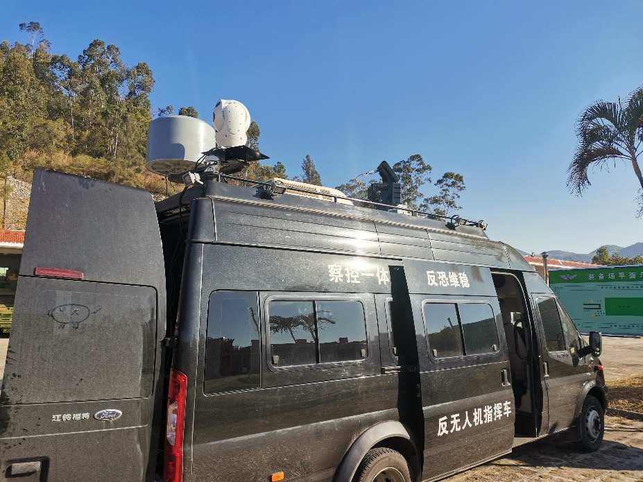 نظام التدابير المضادة للطائرات بدون طيار المثبت على المركبات