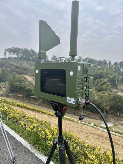 نظام محمول للكشف عن الطائرات بدون طيار والتدابير المضادة