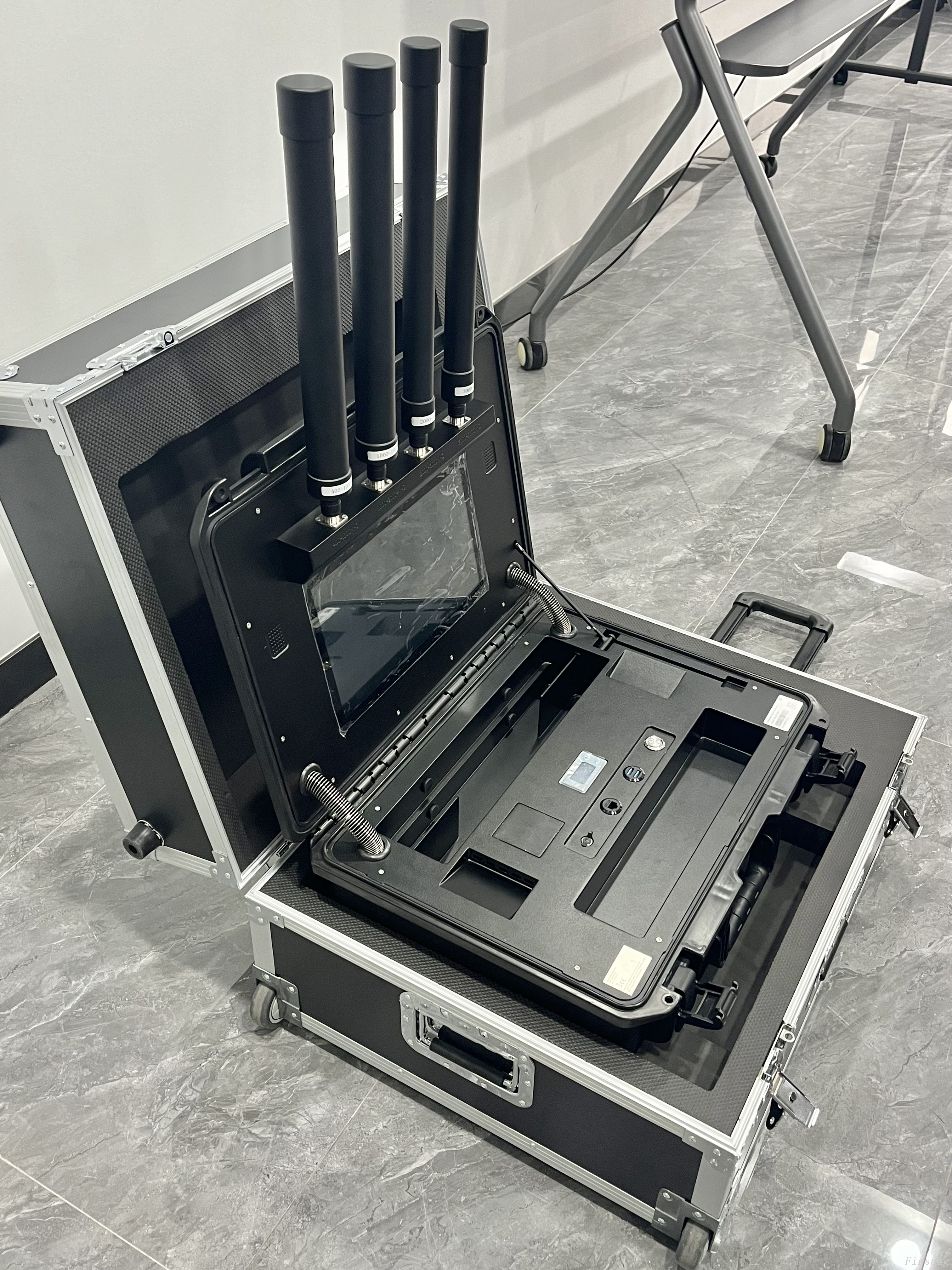 كاشف الطائرات بدون طيار المحمولة، وتتبع الطائرات بدون طيار، ونظام مكافحة الطائرات بدون طيار